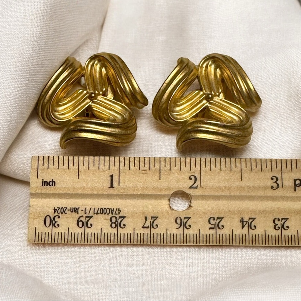 Vintage Elegant Matte Gold-Toned Women's Clip On Earrings - Picture 2 of 4
